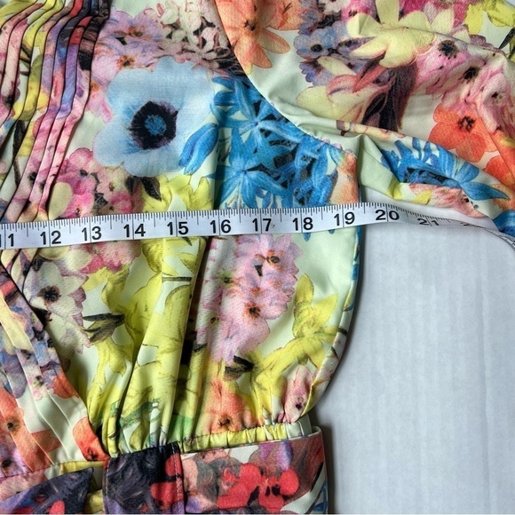 Gianni Bini floral Erynn Romper foam bouquet v neck waist tie size large - Picture 13 of 16